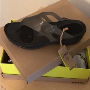 Ccilu Jet Grey Kiera flip flop sandal. Size 9.
